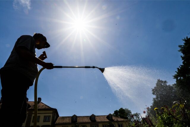 Ein Mann bewässert seinen Garten. Am Dienstag soll es in Dortmund extrem heiß werden, warnt der Deutsche Wetterdienst.