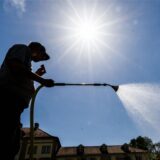 Ein Mann bewässert seinen Garten. Am Dienstag soll es in Dortmund extrem heiß werden, warnt der Deutsche Wetterdienst.