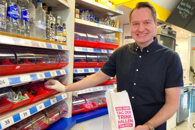 Thorsten Beckmann befüllt in seinem Kiosk in Herten-Süd eine Tüte mit Süßigkeiten.