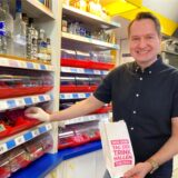 Thorsten Beckmann befüllt in seinem Kiosk in Herten-Süd eine Tüte mit Süßigkeiten.