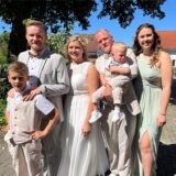 Das Brautpaar mit zwei Kindern und die Trauzeugen stehen zusammen.