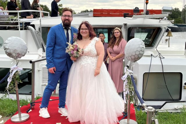 Nico Stüer und Angel Laruh haben auf dem Fahrgastschiff Henrichenburg geheiratet.