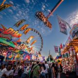 Karussells und Stände auf der Cranger Kirmes 2024.