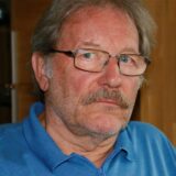 Gisbert Hunsdieck (74) war vor Jahren Gast in dem letzte Woche eingestürzten Hotel in dem Moselstädtchen Kröv. Die Nachricht von dort hat ihn erschüttert. Ein Porträt des älteren Mannes mit Schnauzbart und Brille.
