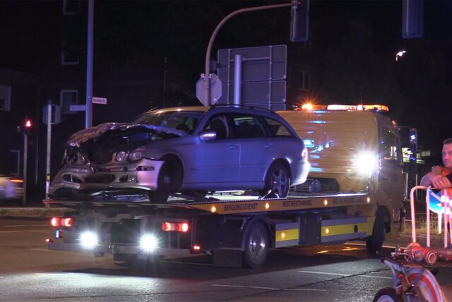 Bottrop: Das demolierte Auto wird auf einem Abschleppwagen abtransportiert.