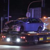 Bottrop: Das demolierte Auto wird auf einem Abschleppwagen abtransportiert.