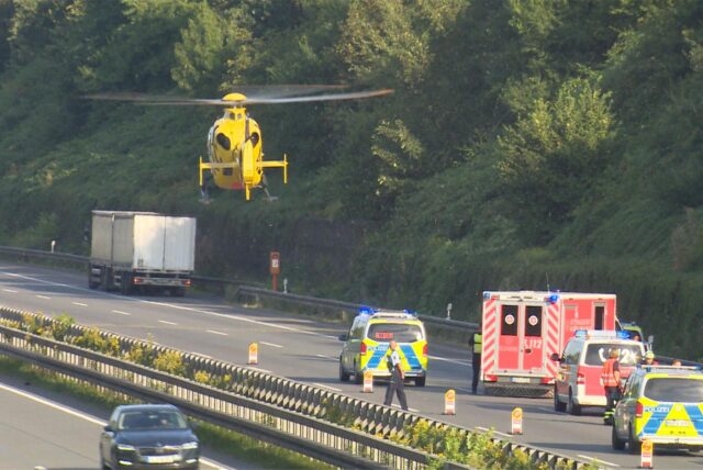 Ein Rettungshubschrauber hebt von einer Unfallstelle ab