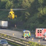 Ein Rettungshubschrauber hebt von einer Unfallstelle ab