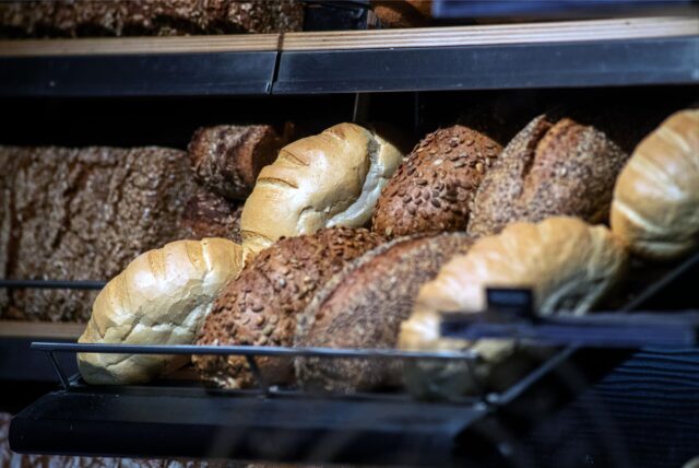Brote liegen in der Auslage einer Bäckerei.