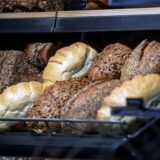 Brote liegen in der Auslage einer Bäckerei.