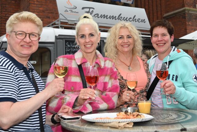 Frauen stoßen auf den Feierabendmarkt an.
