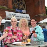 Frauen stoßen auf den Feierabendmarkt an.