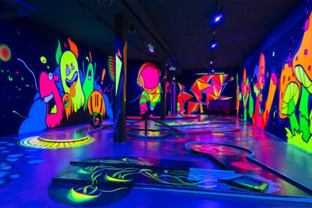 Eine bunte Minigolfanlage.