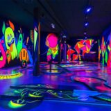 Eine bunte Minigolfanlage.