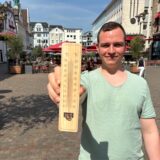 Benedikt Iwen steht mit einem Thermometer auf dem Altstadtmarkt in Recklinghausen.
