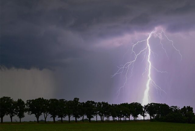 Nach dem schweren Unwetter am Dienstag muss auch am Mittwochabend in NRW teils mit Gewittern gerechnet werden.