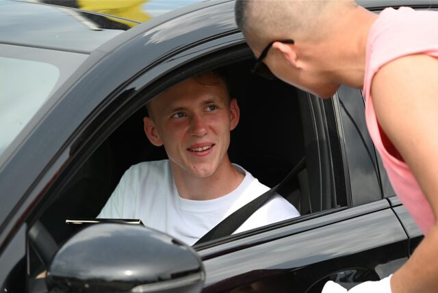 Maximilian Beier sitzt am Steuer seines Autos.