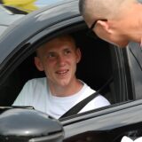 Maximilian Beier sitzt am Steuer seines Autos.