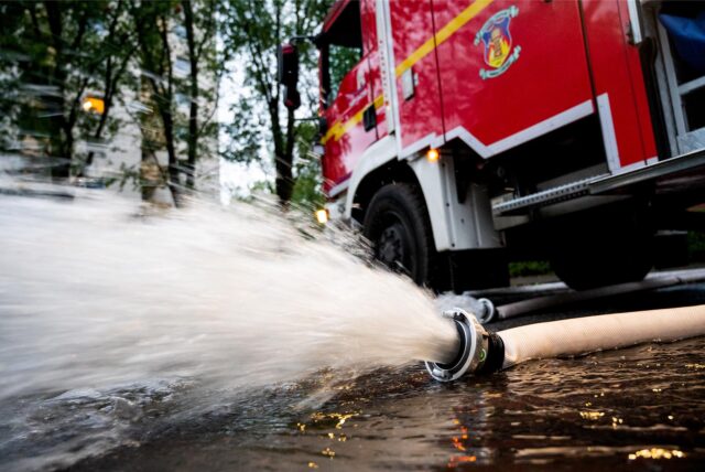Feuerwehrleute pumpen Wasser aus einer vollgelaufenen Tiefgarage. (Symbolbild)
