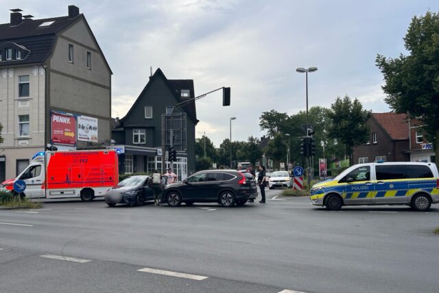 Auf einer Kreuzung im Dorstener Stadtgebiet sind zwei Autos zusammengestoßen.
