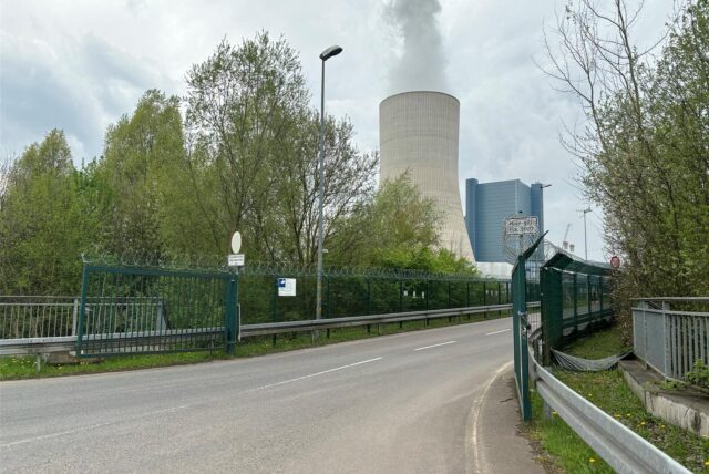 Blick auf das Kraftwerk Datteln 4 mit dampfendem Kühlturm.