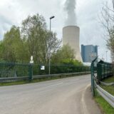 Blick auf das Kraftwerk Datteln 4 mit dampfendem Kühlturm.
