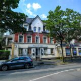 Blick von der anderen Straßenseite auf das Gebäude an der Bochumer Straße 84.
