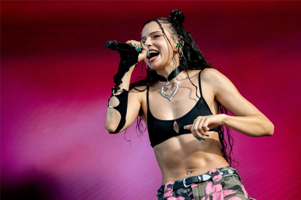 Nina Chuba, deutsche Sängerin und Rapperin, steht während eines Konzerts auf dem Deichbrand Festival auf der Bühne. Nina Chuba, deutsche Sängerin und Rapperin, steht während eines Konzerts auf dem Deichbrand Festival auf der Bühne.