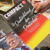 Eine Mitarbeiterin einer Bahnhofsbuchhandlung hält eine Ausgabe des Magazins «Compact», um es danach aus dem Sortiment zu nehmen.