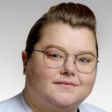 Vivien Czempiel und ein Rettungswagen.