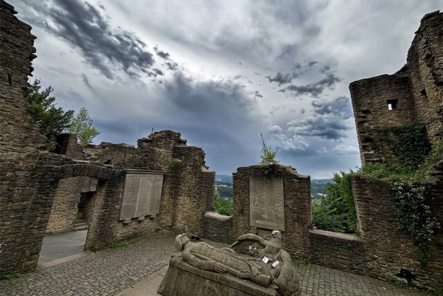 Das Kriegerdenkmal am Vincketurm auf der Syburg