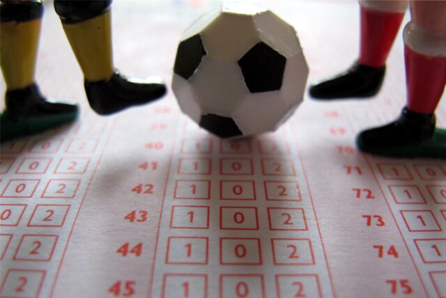 Unter den unter Manipulationsverdacht stehenden Fußballspielen sind auch Partien in Nordrhein-Westfalen.