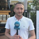Philipp Pohl hält auf dem Friedensplatz ein Mikrofon in der Hand.