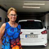 Anne Dahlkamp (73) steht vor ihrer geöffneten Garage in Recklinghausen-Suderwich, in der ihr weißer Ford Fokus parkt.