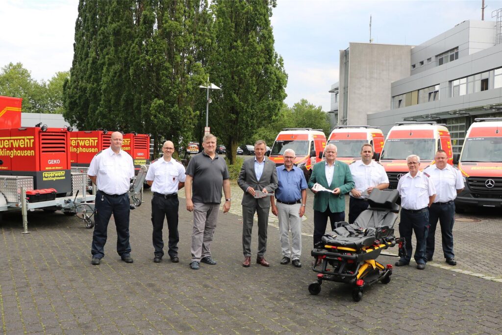 Bürgermeister Christoph Tesche (4.v.l.) übergab die neuen Feuerwehr-Fahrzeuge zusammen mit dem Ersten Beigeordneten, Ekkehard Grunwald (4.v.r.), im Beisein von Vertretern der Politik an den Leiter der Recklinghäuser Feuerwehr, Thorsten Schild (3.v.r.), und dessen Kollegen. Bürgermeister Christoph Tesche (4.v.l.) übergab die neuen Feuerwehr-Fahrzeuge zusammen mit dem Ersten Beigeordneten, Ekkehard Grunwald (4.v.r.), im Beisein von Vertretern der Politik an den Leiter der Recklinghäuser Feuerwehr, Thorsten Schild (3.v.r.), und dessen Kollegen.