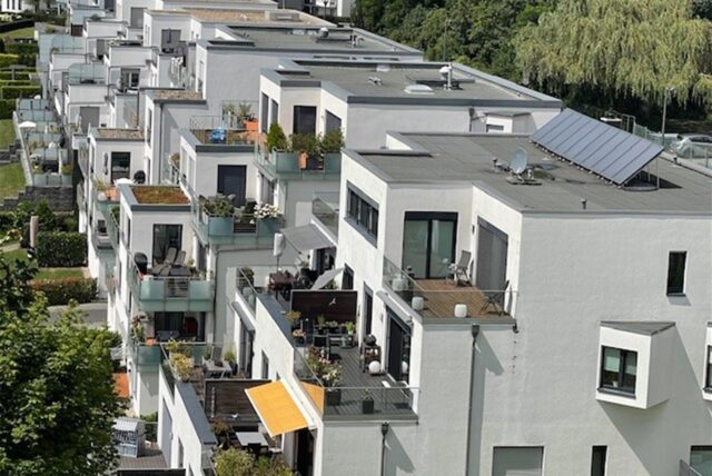 Häuser am Phoenixsee in Dortmund-Hörde. Knappes Angebot, steigende Mieten: Wer monatlich viel Geld zur Verfügung hat, kann leichter Wohnraum in Dortmund mieten als andere. Allerdings wird es auch schon für Familien mit mittlerem Einkommen eng.