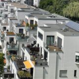 Häuser am Phoenixsee in Dortmund-Hörde. Knappes Angebot, steigende Mieten: Wer monatlich viel Geld zur Verfügung hat, kann leichter Wohnraum in Dortmund mieten als andere. Allerdings wird es auch schon für Familien mit mittlerem Einkommen eng.