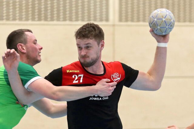 Niederlage im Testspiel: Im Angriff konnten sich Alexander Stautenberg (r.) und der VfL Hüls gegen Herne nur selten durchsetzen.