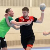 Niederlage im Testspiel: Im Angriff konnten sich Alexander Stautenberg (r.) und der VfL Hüls gegen Herne nur selten durchsetzen.