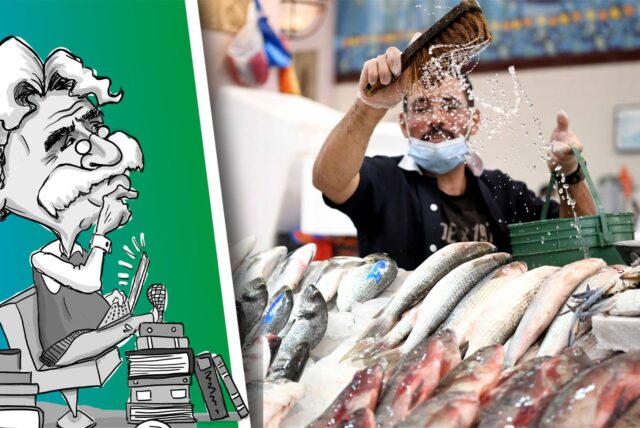 Ein Verkäufer hält auf einem Fischmarkt seine Ware frisch.