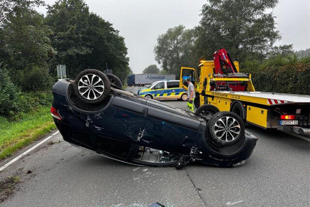Ein Auto liegt nach einem Unfall auf dem Dach.