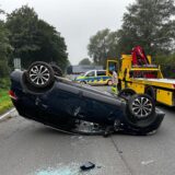 Ein Auto liegt nach einem Unfall auf dem Dach.