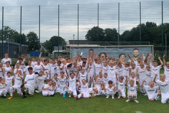 95 Kinder aus Datteln, Waltrop und Oer-Erkenschwick jubeln in weißen Trikots beim Real Madrid-Fußballcamp.