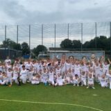 95 Kinder aus Datteln, Waltrop und Oer-Erkenschwick jubeln in weißen Trikots beim Real Madrid-Fußballcamp.