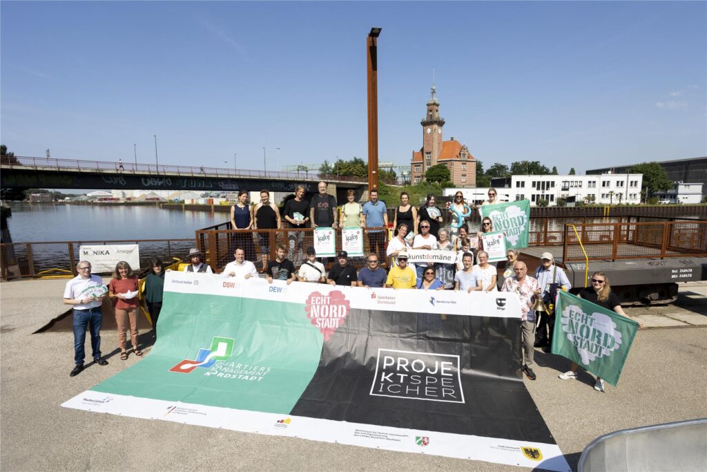 Gruppenfoto der Organisatoren, Unterstützer und Akteure des Hafenspaziergangs 2024 Gruppenfoto der Organisatoren, Unterstützer und Akteure des Hafenspaziergangs 2024