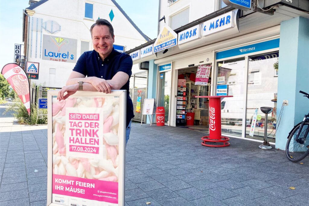 Thorsten Beckmann steht vor seinem Kiosk an der Ewaldstraße 124 in Herten-Süd und stützt seine Arme auf einem Werbeplakat zum Tag der Trinkhallen ab. Thorsten Beckmann steht vor seinem Kiosk an der Ewaldstraße 124 in Herten-Süd und stützt seine Arme auf einem Werbeplakat zum Tag der Trinkhallen ab.