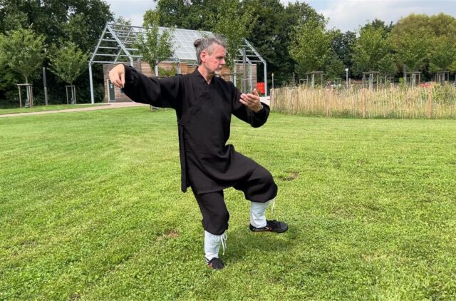Michael Steinmetz führt Qigong-Übungen im Emscherpark vor.