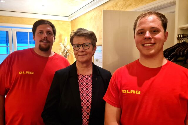 Bringen ein gemeinsames Projekt voran: Sebastian Ratschmeier und Gerrit Hasse (r.) von der DLRG Haltern sowie Maria Kemper, Präsidentin des Rotary Clubs Haltern am See.