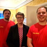 Bringen ein gemeinsames Projekt voran: Sebastian Ratschmeier und Gerrit Hasse (r.) von der DLRG Haltern sowie Maria Kemper, Präsidentin des Rotary Clubs Haltern am See.