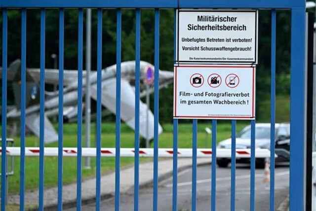 Schilder hängen am Eingang zur Luftwaffenkaserne in Wahn.